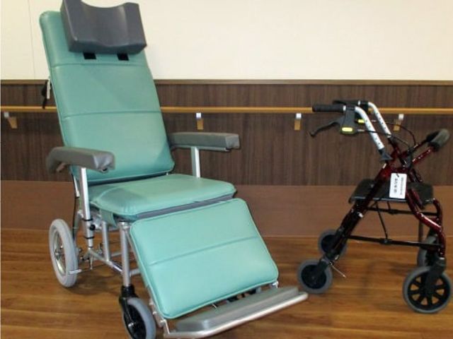 車椅子と歩行器の室内 内観 快適な座り心地の車椅子と使いやすい歩行器が、利用者の移動をサポートします。