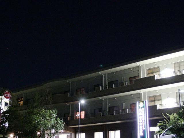 夜の施設外観 外観 夜間も明るく照らされた建物で、安全性に配慮されています。看板が繊細に照らされ、道に分かりやすいです。