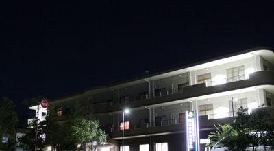 夜の施設外観