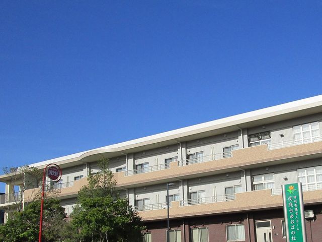 木々に囲まれた建物外観 外観 緑に囲まれた施設は、落ち着いた雰囲気を提供します。自然を感じながら働ける環境です。