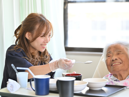 微笑む人物たちの居室