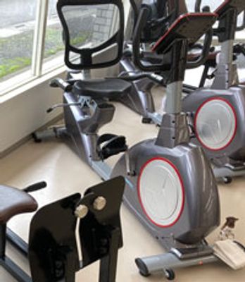 運動器具が並ぶ室内