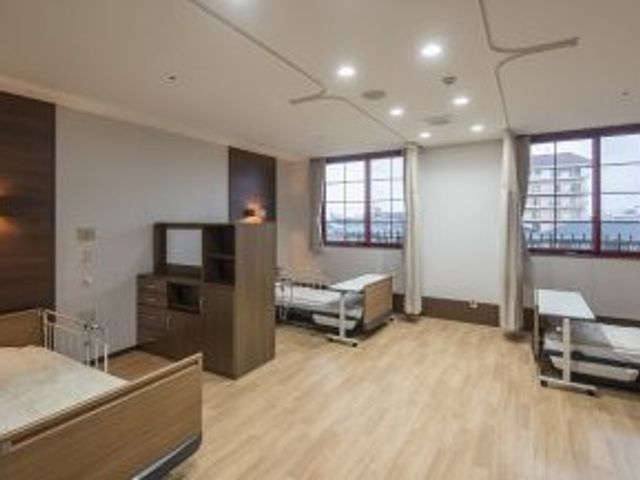 明るい居室 居室   大きな窓から光が入る、すっきりとした居室です。ベッドや収納がゆとりをもって配置されており、働く場として動きやすそうです。