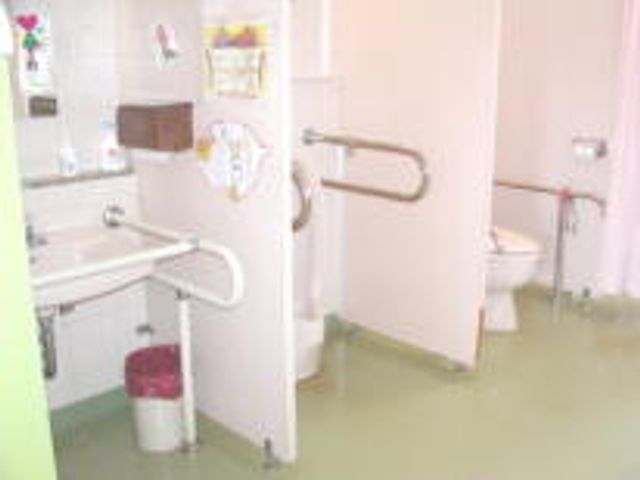 手すり付きの施設内トイレ トイレ 手すりが設置されたバリアフリーのトイレです。安心してご利用いただけます。