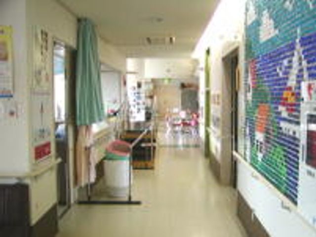 広々とした廊下 廊下 カラフルな壁絵が印象的な広い廊下です。リラックスした気分で移動が可能です。