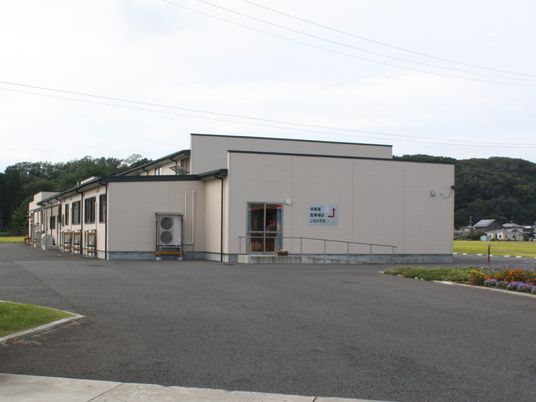 静かな外観の建物  