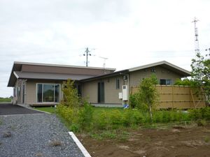 庭が広がる建物外観