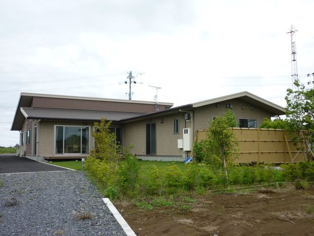 庭が広がる建物外観 外観 緑豊かな庭に囲まれた平屋の建物は、静かな環境でリラックスできる場所です。
