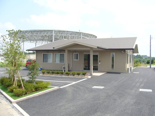 広々とした建物の外観 外観 広々とした駐車場と緑に囲まれた建物です。皆さんがアクセスしやすい環境が整っています。