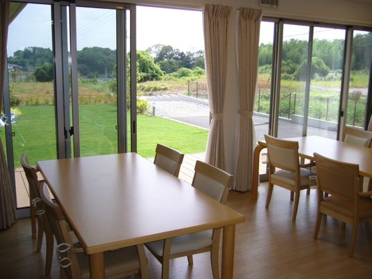 自然光が入るダイニングルーム