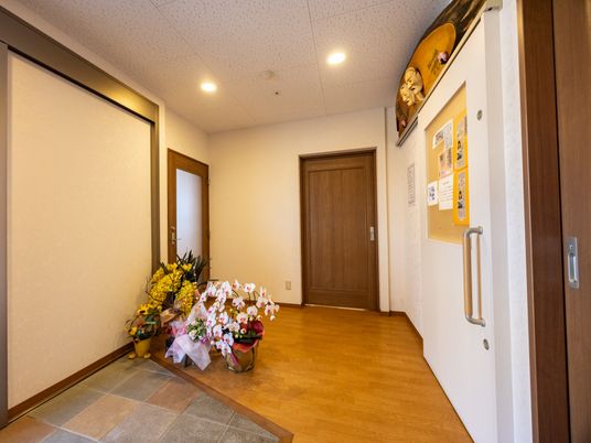 掲示物がある廊下