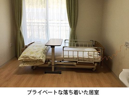 ベッドと窓の居室