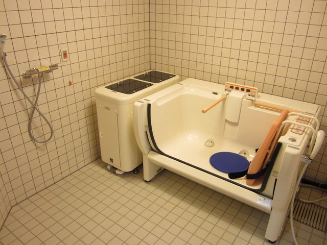 快適な浴室 浴室 広々とした浴槽は安全設計で、快適にリラックスできる環境が整っています。