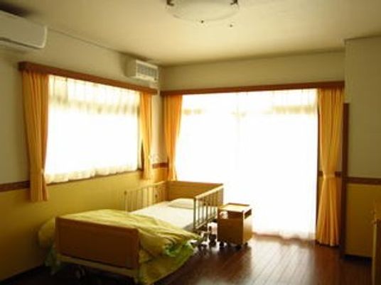 明るい居室の窓際  