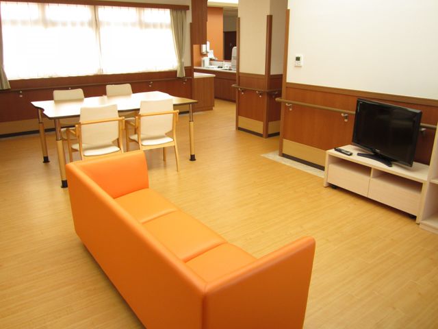 くつろげる広い空間ラウンジ ラウンジ 自然光が差し込む広々としたラウンジです。入居者がゆったりと過ごせる空間になっています。