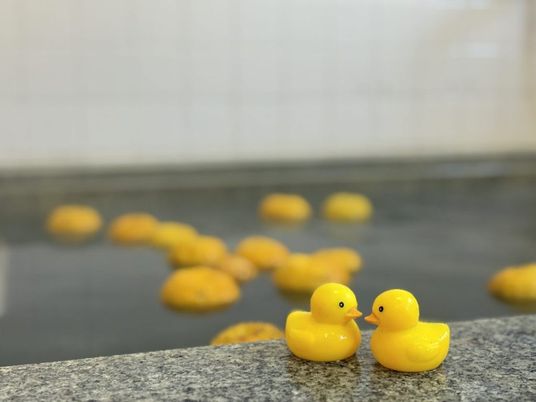 黄色いアヒルが並ぶ浴室  