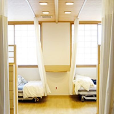 明るい広々とした居室