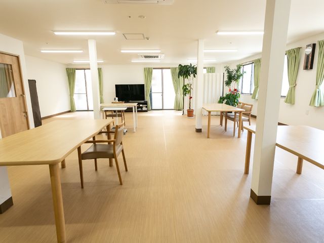 明るい共有リビングスペース 共有スペース 開放感あふれるラウンジは、明るくてゆったりとした造りです。テレビ前の座席からは日々の憩いの時間を満喫できそうです。