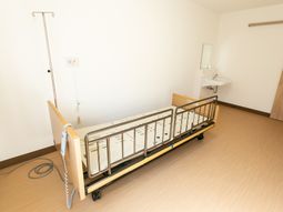 居室のベッドと洗面所