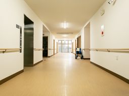 広々とした明るい廊下