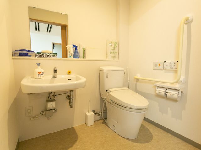 バリアフリー対応トイレ トイレ 手すりが設置された広々としたトイレです。清潔感があり、安心してご使用いただける環境が整っています。