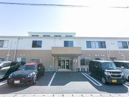 明るい建物のエントランス