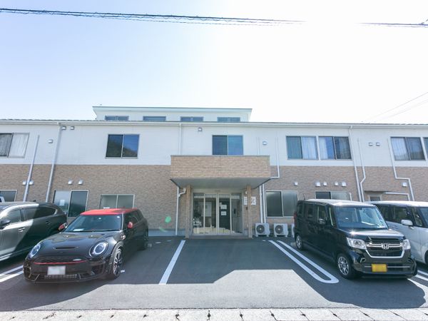 明るい建物のエントランス