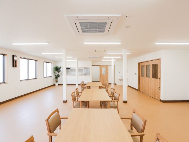 明るい食堂の一角 食堂 広々とした明るい食堂です。木のテーブルと椅子が配置され、居心地の良い食事時間を過ごせます。