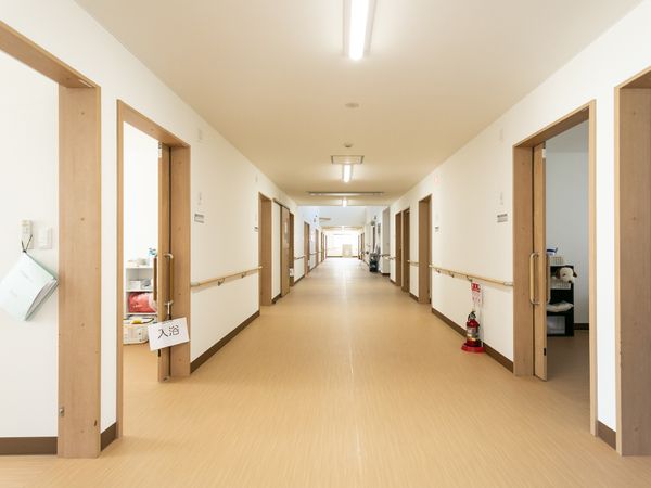 清潔感のある廊下の光景