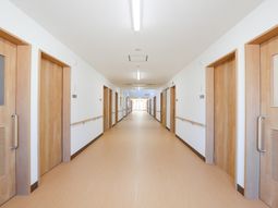 廊下の明るい様子