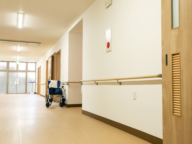 手すり付き廊下 廊下 手すりが設置された明るく広々とした廊下です。車いすを利用される方も安心して移動できる設計になっています。