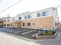 明るい外観の建物