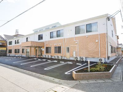 明るい外観の施設外観