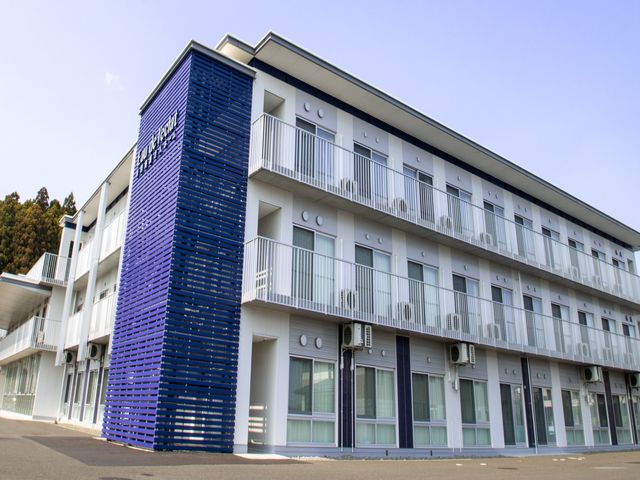 広々とした外観 外観 モダンな建物が明るく照らされた夜の外観です。シンプルで落ち着いたデザインが魅力です。