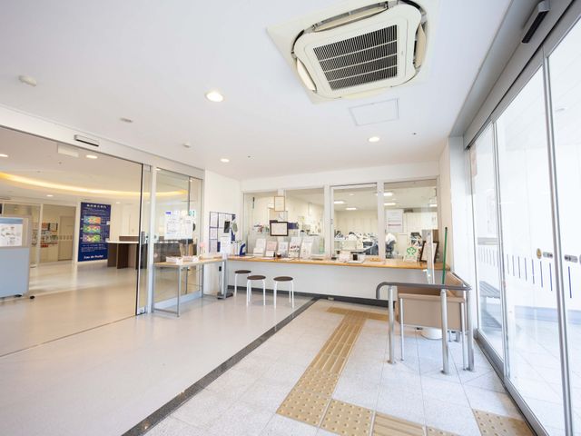 受付エリア フロント 広々とした受付エリアでは、来訪者をスムーズに迎えることができます。自然光が差し込む明るい空間です。