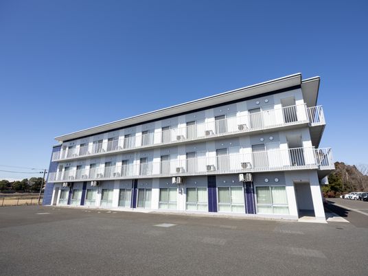 白い建物の外観