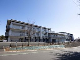 広々とした建物の外観  