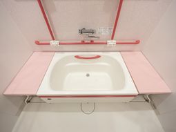 優しい色合いの浴槽