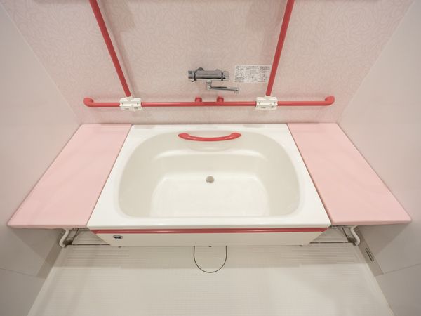 優しい色合いの浴槽