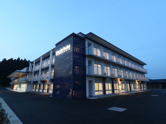 夕景の施設外観  