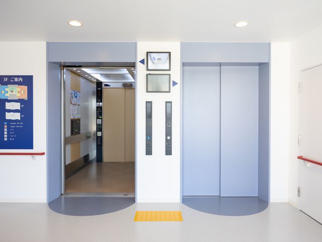 手すり付きのエレベーター エレベーター 使いやすい手すりと清潔感のあるエレベーターホールで、安全な移動をサポートします。