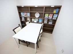 本と机のある部屋
