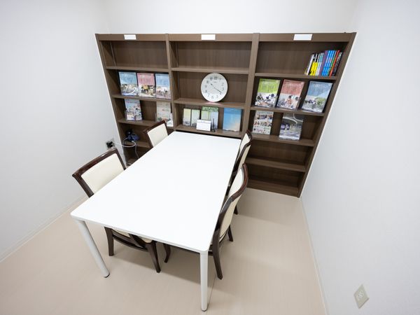 本と机のある部屋