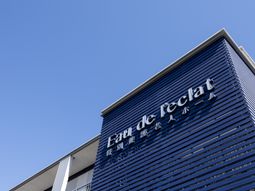 青空にそびえる建物外観