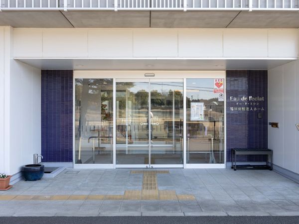 ガラス扉のエントランス