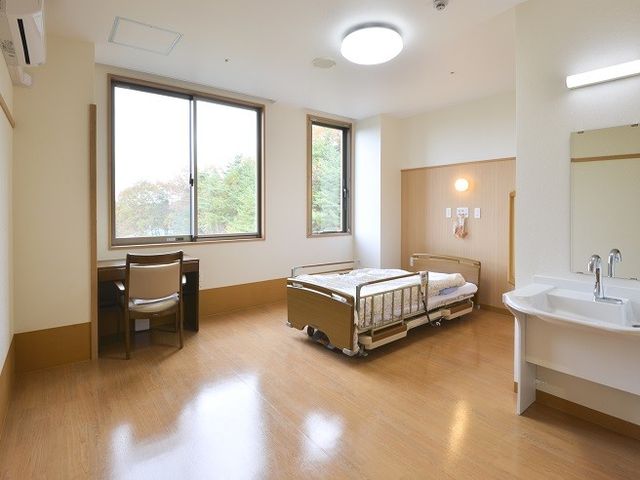 居室の清潔な空間 居室 明るく開放的な居室です。木目調で心安らぐ間取りが特長です。