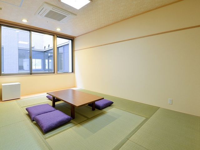 ゆったり和室の様子 居室 落ち着いた雰囲気の和室です。畳の感触と広々とした空間が、くつろぎの時間を提供します。