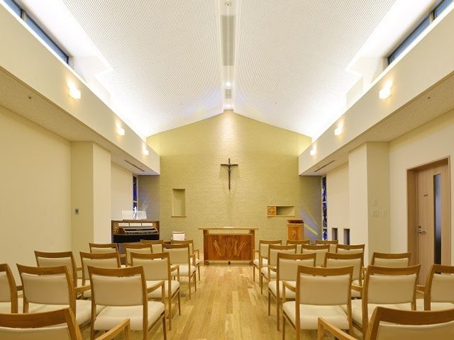 ゆったりとした礼拝室 礼拝室 穏やかなライトが照らす礼拝室では、心を落ち着けるひと時を過ごすことができます。
