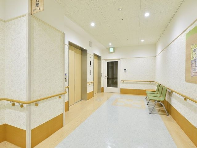 清潔感のある廊下 廊下 広々とした廊下があり、手すりも完備されているため、歩行に不安のある方も安心してお過ごしいただけます。
