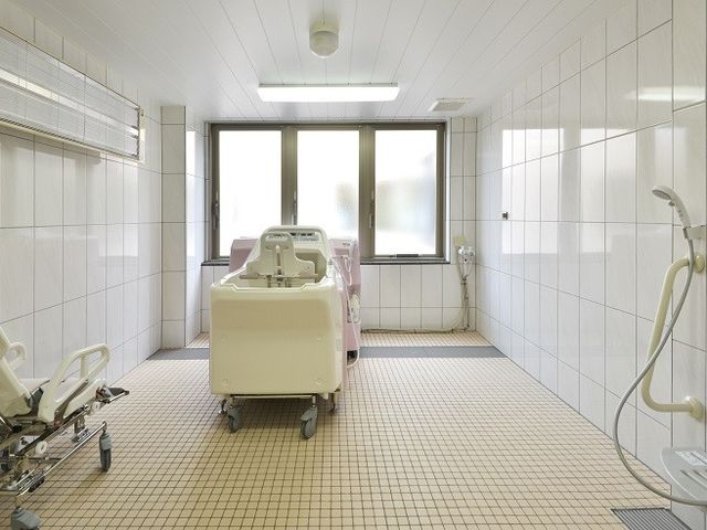 清潔な浴室の様子 浴室 すっきりとした設計の浴室です。安全に配慮された設備が揃い、落ち着いた雰囲気で入浴できます。
